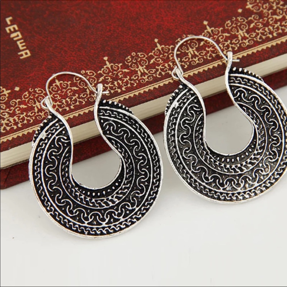 New Antique Silver Color Hollow Arabesquitic Hoops - Picture 5 of 5